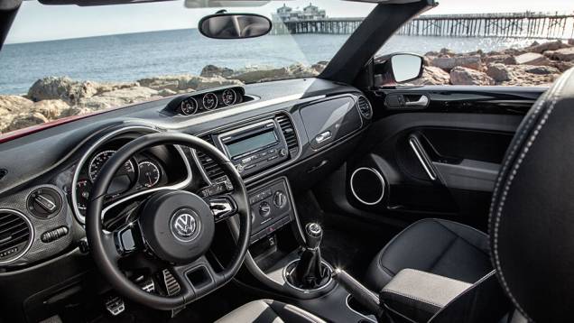 Interior tem várias opções de acabamento, que incluem a imitação de fibra de carbono | <a href="https://preprod.quatrorodas.abril.com.br/carros/impressoes/vw-fusca-cabrio-729186.shtml" rel="migration">Leia mais</a> Interior tem várias opções de acabamento, que incluem a imitação de fibra de carbono | <a href="https://preprod.quatrorodas.abril.com.br/carros/impressoes/vw-fusca-cabrio-729186.shtml" rel="migration">Leia mais</a>