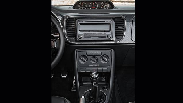 Versões mais simples não trazem de série a grande tela colorida | <a href="https://preprod.quatrorodas.abril.com.br/carros/impressoes/vw-fusca-cabrio-729186.shtml" rel="migration">Leia mais</a> Versões mais simples não trazem de série a grande tela colorida | <a href="https://preprod.quatrorodas.abril.com.br/carros/impressoes/vw-fusca-cabrio-729186.shtml" rel="migration">Leia mais</a>