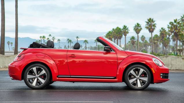 ...mas 11 para erguê-la e encaixá-la na moldura do para-brisa | <a href="https://preprod.quatrorodas.abril.com.br/carros/impressoes/vw-fusca-cabrio-729186.shtml" rel="migration">Leia mais</a> ...mas 11 para erguê-la e encaixá-la na moldura do para-brisa | <a href="https://preprod.quatrorodas.abril.com.br/carros/impressoes/vw-fusca-cabrio-729186.shtml" rel="migration">Leia mais</a>