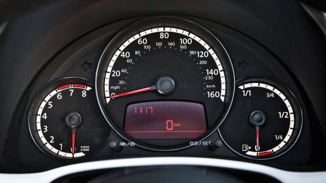 Velocímetro domina o quadro de instrumentos | <a href="https://preprod.quatrorodas.abril.com.br/carros/impressoes/vw-fusca-cabrio-729186.shtml" rel="migration">Leia mais</a> Velocímetro domina o quadro de instrumentos | <a href="https://preprod.quatrorodas.abril.com.br/carros/impressoes/vw-fusca-cabrio-729186.shtml" rel="migration">Leia mais</a>