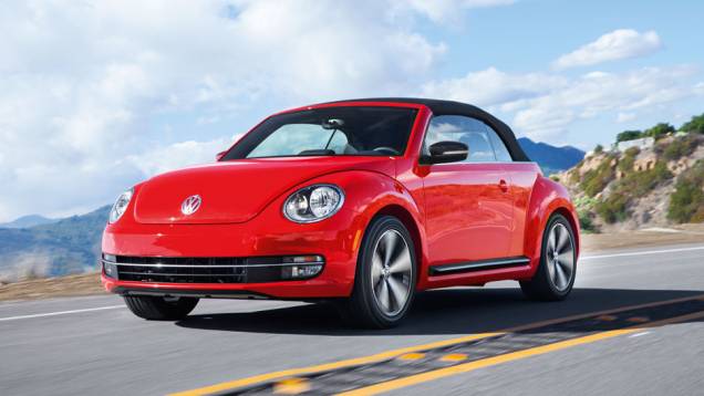 Para-brisa do conversível ficou mais vertical com o avanço da coluna dianteira, quando comparado ao do Fusca cupê | <a href="https://preprod.quatrorodas.abril.com.br/carros/impressoes/vw-fusca-cabrio-729186.shtml" rel="migration">Leia mais</a> Para-brisa do conversível ficou mais vertical com o avanço da coluna dianteira, quando comparado ao do Fusca cupê | <a href="https://preprod.quatrorodas.abril.com.br/carros/impressoes/vw-fusca-cabrio-729186.shtml" rel="migration">Leia mais</a>