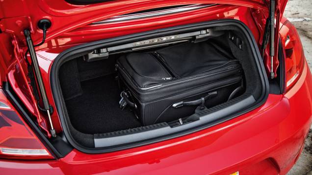 Porta-malas tem volume limitado (225 litros) | <a href="https://preprod.quatrorodas.abril.com.br/carros/impressoes/vw-fusca-cabrio-729186.shtml" rel="migration">Leia mais</a> Porta-malas tem volume limitado (225 litros) | <a href="https://preprod.quatrorodas.abril.com.br/carros/impressoes/vw-fusca-cabrio-729186.shtml" rel="migration">Leia mais</a>