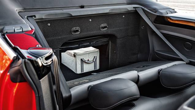 Boca de entrada muito pequena, mas pode ser acessado por dentro do carro) | <a href="https://preprod.quatrorodas.abril.com.br/carros/impressoes/vw-fusca-cabrio-729186.shtml" rel="migration">Leia mais</a> Boca de entrada muito pequena, mas pode ser acessado por dentro do carro) | <a href="https://preprod.quatrorodas.abril.com.br/carros/impressoes/vw-fusca-cabrio-729186.shtml" rel="migration">Leia mais</a>