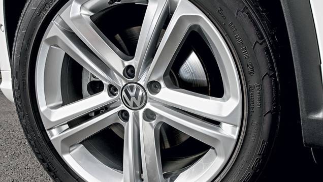 Rodas de liga leve de 18 polegadas têm desenho idêntico às do Touareg R-Line | <a href="https://preprod.quatrorodas.abril.com.br/carros/lancamentos/vw-tiguan-r-line-726908.shtml" rel="migration">Leia mais</a> Rodas de liga leve de 18 polegadas têm desenho idêntico às do Touareg R-Line | <a href="https://preprod.quatrorodas.abril.com.br/carros/lancamentos/vw-tiguan-r-line-726908.shtml" rel="migration">Leia mais</a>