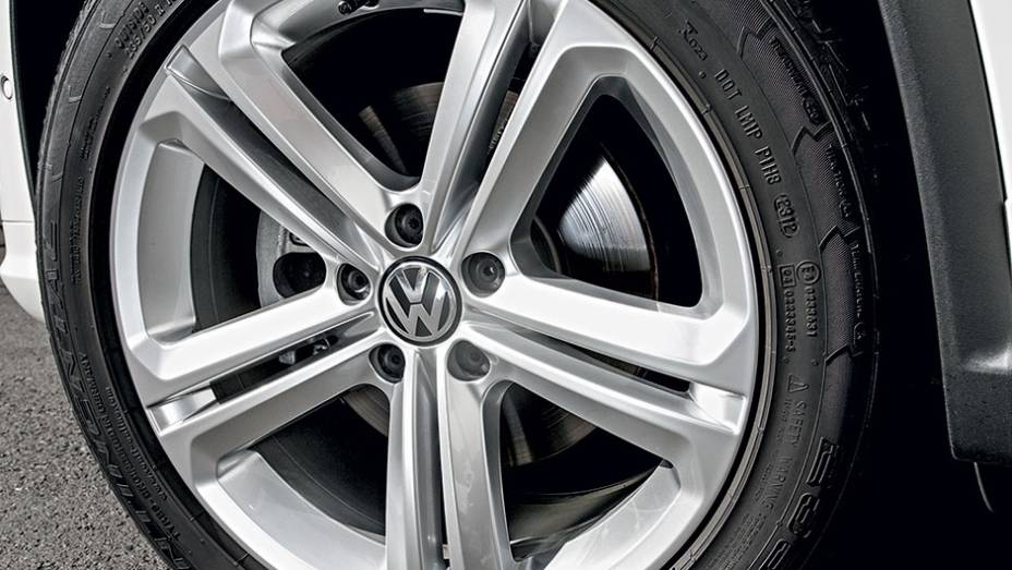 Rodas de liga leve de 18 polegadas t&ecirc;m desenho id&ecirc;ntico &agrave;s do Touareg R-Line | <a href="https://preprod.quatrorodas.abril.com.br/carros/lancamentos/vw-tiguan-r-line-726908.shtml" rel="migration">Leia mais</a>