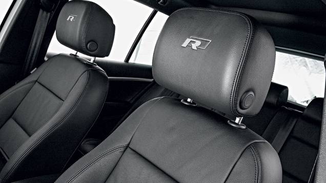 Bancos personalizados, só no pacote Completo | <a href="https://preprod.quatrorodas.abril.com.br/carros/lancamentos/vw-tiguan-r-line-726908.shtml" rel="migration">Leia mais</a> Bancos personalizados, só no pacote Completo | <a href="https://preprod.quatrorodas.abril.com.br/carros/lancamentos/vw-tiguan-r-line-726908.shtml" rel="migration">Leia mais</a>