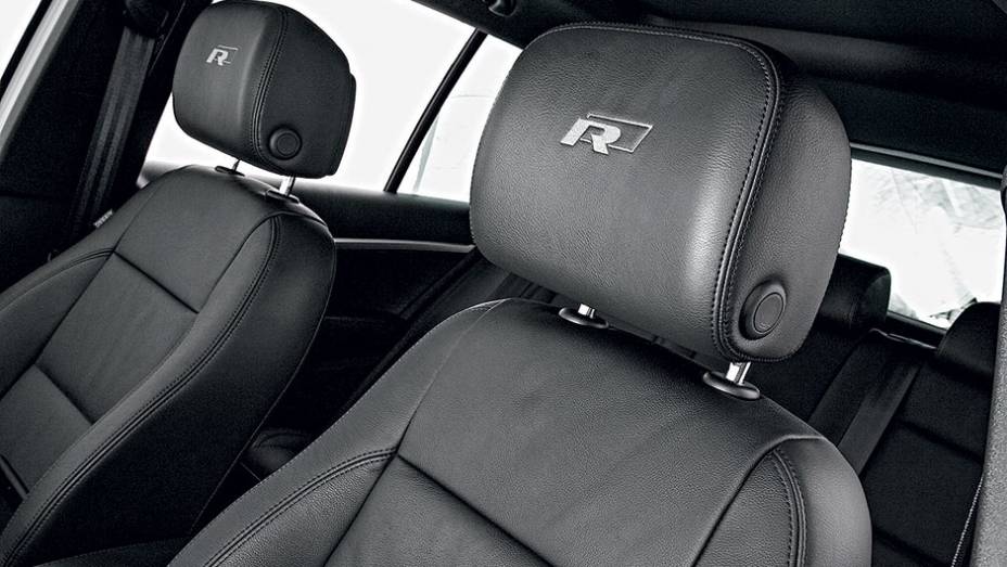Bancos personalizados, s&oacute; no pacote Completo | <a href="https://preprod.quatrorodas.abril.com.br/carros/lancamentos/vw-tiguan-r-line-726908.shtml" rel="migration">Leia mais</a>