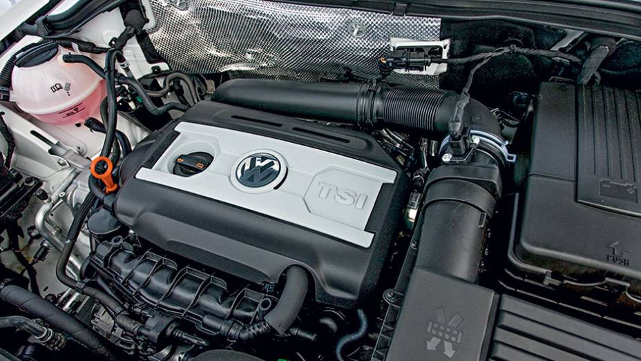 O motor 2.0 TSI &eacute; o mesmo da versão "normal" | <a href="https://preprod.quatrorodas.abril.com.br/carros/lancamentos/vw-tiguan-r-line-726908.shtml" rel="migration">Leia mais</a>