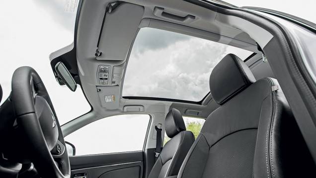 Teto de vidro não se abre e tem leds nas laterais | <a href="https://preprod.quatrorodas.abril.com.br/carros/lancamentos/mitsubishi-asx-awd-732859.shtml" rel="migration">Leia mais</a> Teto de vidro não se abre e tem leds nas laterais | <a href="https://preprod.quatrorodas.abril.com.br/carros/lancamentos/mitsubishi-asx-awd-732859.shtml" rel="migration">Leia mais</a>