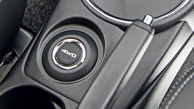 Botão no console alterna a tração 4x2 eos modos 4x4 | <a href="https://preprod.quatrorodas.abril.com.br/carros/lancamentos/mitsubishi-asx-awd-732859.shtml" rel="migration">Leia mais</a> Botão no console alterna a tração 4x2 eos modos 4x4 | <a href="https://preprod.quatrorodas.abril.com.br/carros/lancamentos/mitsubishi-asx-awd-732859.shtml" rel="migration">Leia mais</a>