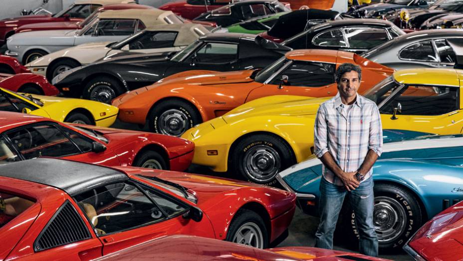 Acervos surpreendentes como a coleção de Paulo "Louco", guardam metais preciosos e brilhantes sobre rodas, como Corvette, Ferrari e Porsche | <a href="https://preprod.quatrorodas.abril.com.br/reportagens/geral/arca-tesouros-733321.shtml" rel="migration">Leia mais</a>