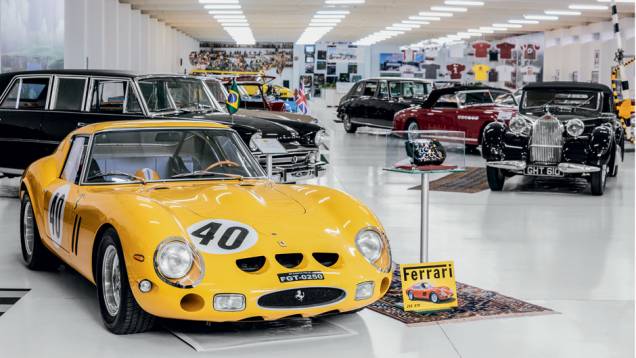 Ecletismo, com Ferrari 250, Bugatti 1939 e Itamaraty Executivo | <a href="https://preprod.quatrorodas.abril.com.br/reportagens/geral/arca-tesouros-733321.shtml" rel="migration">Leia mais</a> Ecletismo, com Ferrari 250, Bugatti 1939 e Itamaraty Executivo | <a href="https://preprod.quatrorodas.abril.com.br/reportagens/geral/arca-tesouros-733321.shtml" rel="migration">Leia mais</a>