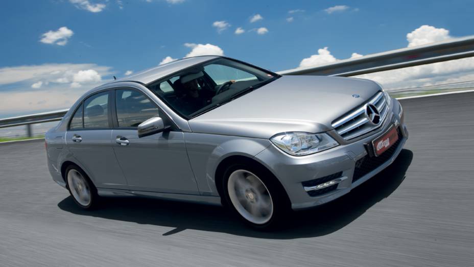 Só o Mercedes conta com leds que ficam acesos o tempo todo | <a href="https://preprod.quatrorodas.abril.com.br/carros/comparativos/bmw-320i-x-mercedes-benz-c180-733587.shtml" rel="migration">Leia mais</a>