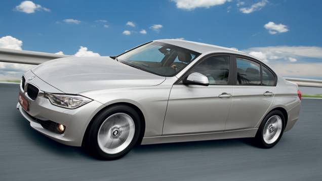 BMW Série 3 já está em sua sexta geração | <a href="https://preprod.quatrorodas.abril.com.br/carros/comparativos/bmw-320i-x-mercedes-benz-c180-733587.shtml" rel="migration">Leia mais</a> BMW Série 3 já está em sua sexta geração | <a href="https://preprod.quatrorodas.abril.com.br/carros/comparativos/bmw-320i-x-mercedes-benz-c180-733587.shtml" rel="migration">Leia mais</a>
