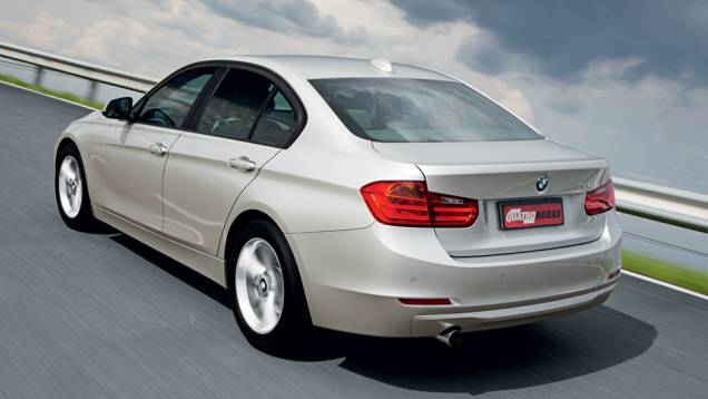 BMW é refinado no visual, mas o motor é a estrela | <a href="https://preprod.quatrorodas.abril.com.br/carros/comparativos/bmw-320i-x-mercedes-benz-c180-733587.shtml" rel="migration">Leia mais</a> BMW é refinado no visual, mas o motor é a estrela | <a href="https://preprod.quatrorodas.abril.com.br/carros/comparativos/bmw-320i-x-mercedes-benz-c180-733587.shtml" rel="migration">Leia mais</a>