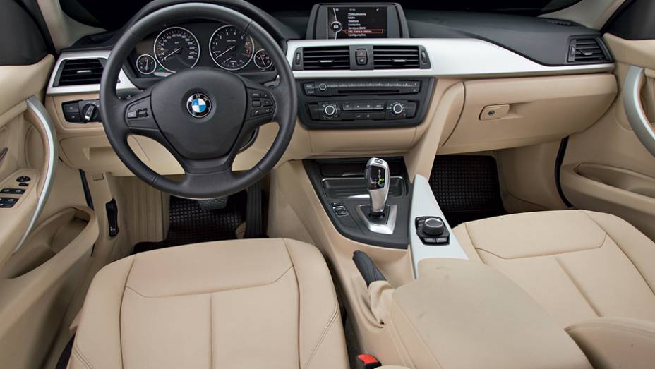 Posição de dirigir do BMW assemelha-se à de carro de corrida | <a href="https://preprod.quatrorodas.abril.com.br/carros/comparativos/bmw-320i-x-mercedes-benz-c180-733587.shtml" rel="migration">Leia mais</a>