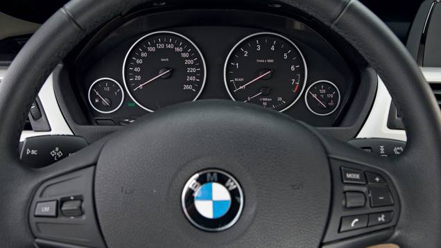 Relógios do 320i são bem mais simples que os do 180 Sport | <a href="https://preprod.quatrorodas.abril.com.br/carros/comparativos/bmw-320i-x-mercedes-benz-c180-733587.shtml" rel="migration">Leia mais</a> Relógios do 320i são bem mais simples que os do 180 Sport | <a href="https://preprod.quatrorodas.abril.com.br/carros/comparativos/bmw-320i-x-mercedes-benz-c180-733587.shtml" rel="migration">Leia mais</a>