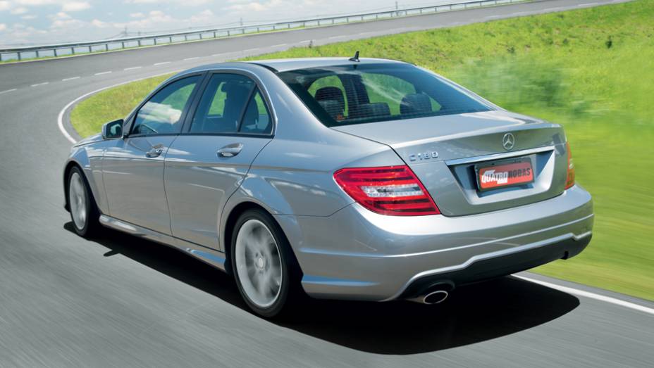 Silhueta do C 180 tem traços de cupê | <a href="https://preprod.quatrorodas.abril.com.br/carros/comparativos/bmw-320i-x-mercedes-benz-c180-733587.shtml" rel="migration">Leia mais</a>