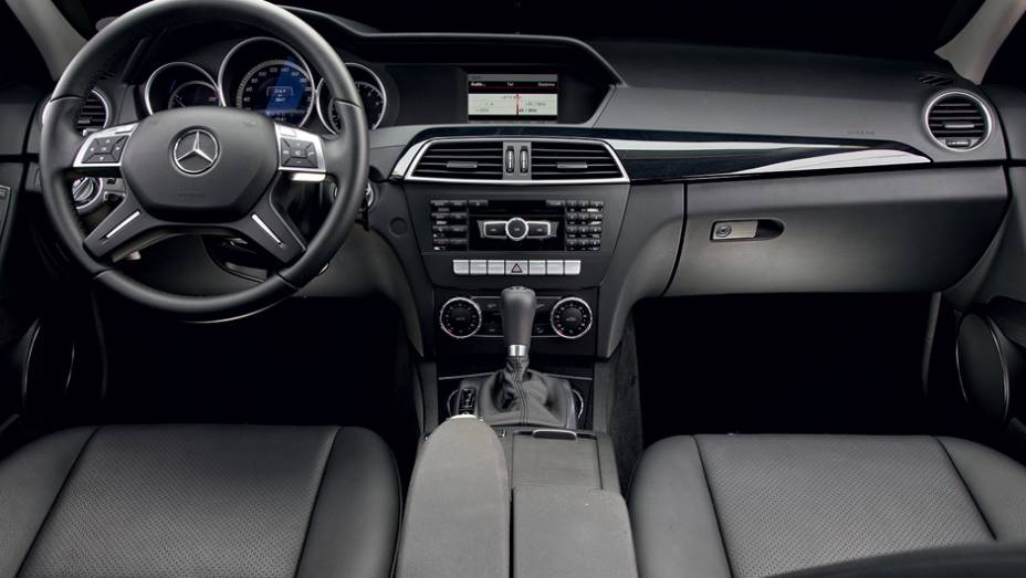 Classe C tem acabamento esmerado e ganha em elegância | <a href="https://preprod.quatrorodas.abril.com.br/carros/comparativos/bmw-320i-x-mercedes-benz-c180-733587.shtml" rel="migration">Leia mais</a>