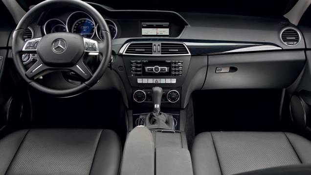Classe C tem acabamento esmerado e ganha em elegância | <a href="https://preprod.quatrorodas.abril.com.br/carros/comparativos/bmw-320i-x-mercedes-benz-c180-733587.shtml" rel="migration">Leia mais</a> Classe C tem acabamento esmerado e ganha em elegância | <a href="https://preprod.quatrorodas.abril.com.br/carros/comparativos/bmw-320i-x-mercedes-benz-c180-733587.shtml" rel="migration">Leia mais</a>