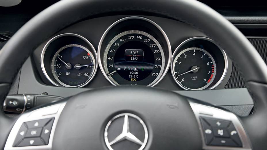 Mercedes aposta em requinte com mostradores luxuosos | <a href="https://preprod.quatrorodas.abril.com.br/carros/comparativos/bmw-320i-x-mercedes-benz-c180-733587.shtml" rel="migration">Leia mais</a>