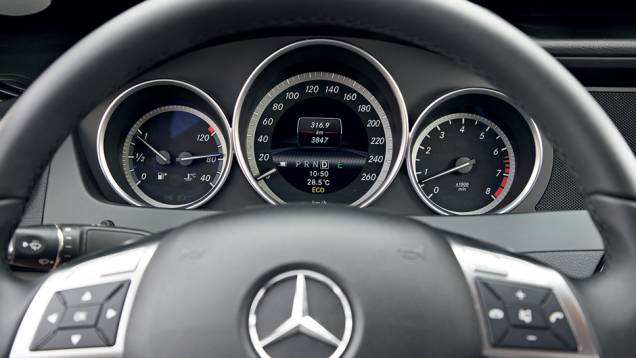 Mercedes aposta em requinte com mostradores luxuosos | <a href="https://preprod.quatrorodas.abril.com.br/carros/comparativos/bmw-320i-x-mercedes-benz-c180-733587.shtml" rel="migration">Leia mais</a> Mercedes aposta em requinte com mostradores luxuosos | <a href="https://preprod.quatrorodas.abril.com.br/carros/comparativos/bmw-320i-x-mercedes-benz-c180-733587.shtml" rel="migration">Leia mais</a>