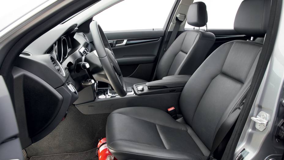 Apenas o encosto é elétrico | <a href="https://preprod.quatrorodas.abril.com.br/carros/comparativos/bmw-320i-x-mercedes-benz-c180-733587.shtml" rel="migration">Leia mais</a>