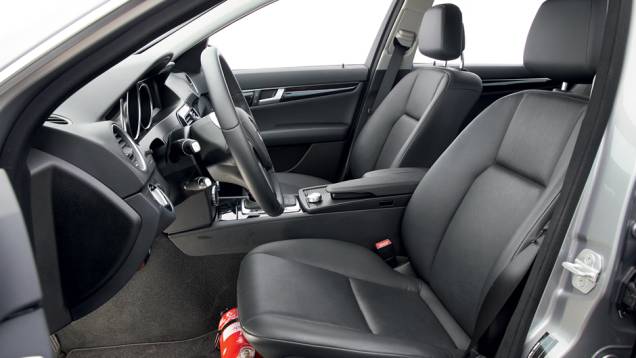 Apenas o encosto é elétrico | <a href="https://preprod.quatrorodas.abril.com.br/carros/comparativos/bmw-320i-x-mercedes-benz-c180-733587.shtml" rel="migration">Leia mais</a> Apenas o encosto é elétrico | <a href="https://preprod.quatrorodas.abril.com.br/carros/comparativos/bmw-320i-x-mercedes-benz-c180-733587.shtml" rel="migration">Leia mais</a>