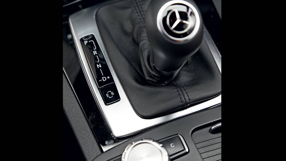 Engates manuais são para o lado | <a href="https://preprod.quatrorodas.abril.com.br/carros/comparativos/bmw-320i-x-mercedes-benz-c180-733587.shtml" rel="migration">Leia mais</a>