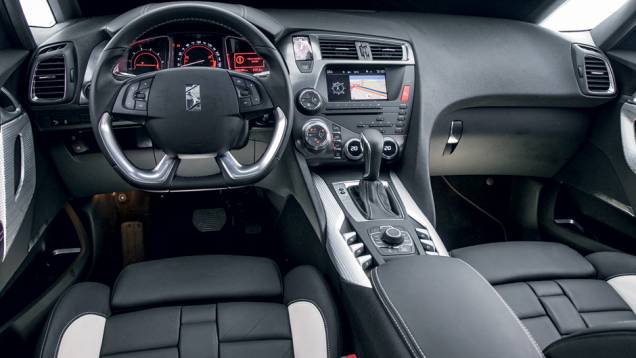 Console alto e em ângulo isola o piloto do passageiro | <a href="https://preprod.quatrorodas.abril.com.br/carros/testes/citroen-ds5-733608.shtml" rel="migration">Leia mais</a> Console alto e em ângulo isola o piloto do passageiro | <a href="https://preprod.quatrorodas.abril.com.br/carros/testes/citroen-ds5-733608.shtml" rel="migration">Leia mais</a>
