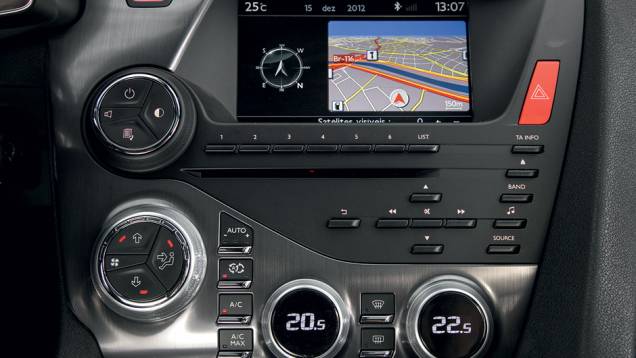 Ar-condicionado: digital e bizona. A tela é widescreen | <a href="https://preprod.quatrorodas.abril.com.br/carros/testes/citroen-ds5-733608.shtml" rel="migration">Leia mais</a> Ar-condicionado: digital e bizona. A tela é widescreen | <a href="https://preprod.quatrorodas.abril.com.br/carros/testes/citroen-ds5-733608.shtml" rel="migration">Leia mais</a>