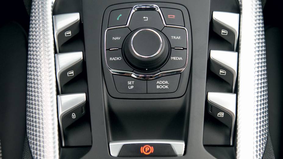 Alumínio trabalhado decora portas e console central | <a href="https://preprod.quatrorodas.abril.com.br/carros/testes/citroen-ds5-733608.shtml" rel="migration">Leia mais</a>