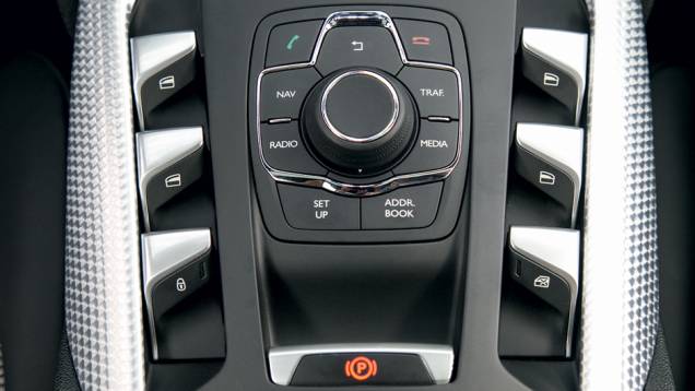 Alumínio trabalhado decora portas e console central | <a href="https://preprod.quatrorodas.abril.com.br/carros/testes/citroen-ds5-733608.shtml" rel="migration">Leia mais</a> Alumínio trabalhado decora portas e console central | <a href="https://preprod.quatrorodas.abril.com.br/carros/testes/citroen-ds5-733608.shtml" rel="migration">Leia mais</a>