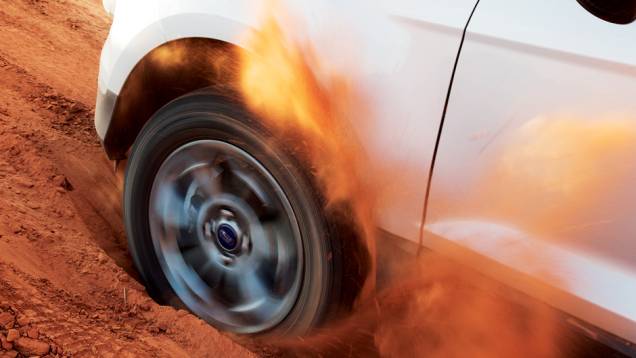 Enquanto o prateado para de avançar assim que as rodas traseiras ganham a rampa | <a href="https://preprod.quatrorodas.abril.com.br/carros/comparativos/ford-ecosport-4x2-x-ford-ecosport-4x4-732986.shtml" rel="migration">Leia mais</a> Enquanto o prateado para de avançar assim que as rodas traseiras ganham a rampa | <a href="https://preprod.quatrorodas.abril.com.br/carros/comparativos/ford-ecosport-4x2-x-ford-ecosport-4x4-732986.shtml" rel="migration">Leia mais</a>