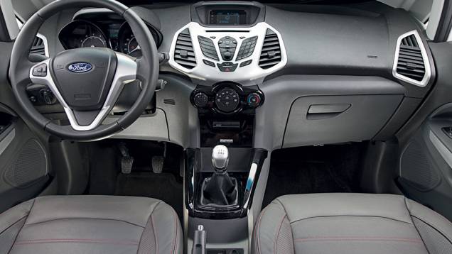 Detalhes prateados conferem requinte à cabine do EcoSport FreeStyle | <a href="https://preprod.quatrorodas.abril.com.br/carros/comparativos/ford-ecosport-4x2-x-ford-ecosport-4x4-732986.shtml" rel="migration">Leia mais</a> Detalhes prateados conferem requinte à cabine do EcoSport FreeStyle | <a href="https://preprod.quatrorodas.abril.com.br/carros/comparativos/ford-ecosport-4x2-x-ford-ecosport-4x4-732986.shtml" rel="migration">Leia mais</a>