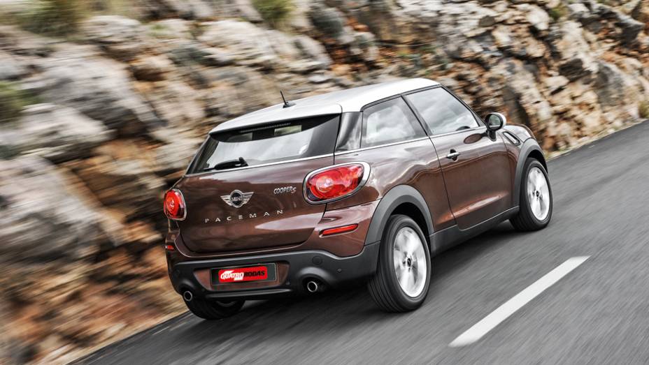 Traseira volumosa destoa do desenho elegante do perfil esportivo da carroceria | <a href="https://preprod.quatrorodas.abril.com.br/carros/impressoes/mini-paceman-cooper-s-733312.shtml" rel="migration">Leia mais</a>