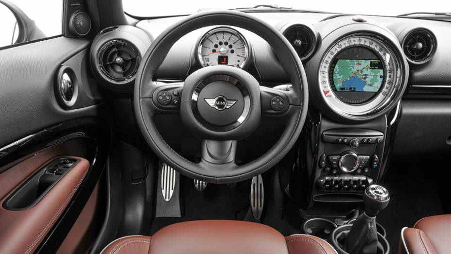 Agora todo Mini pode ter o mostrador no meio do painel com central multimídia | <a href="https://preprod.quatrorodas.abril.com.br/carros/impressoes/mini-paceman-cooper-s-733312.shtml" rel="migration">Leia mais</a>