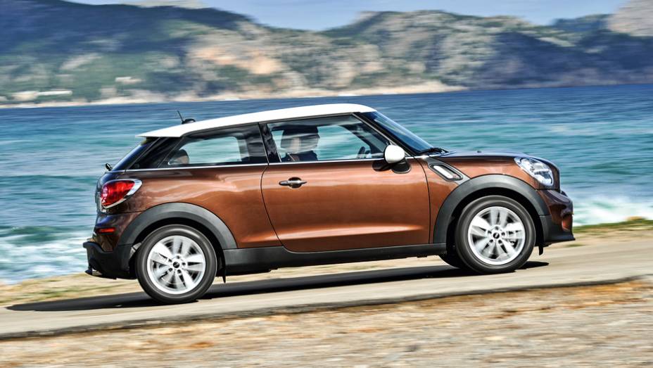 A linha de teto do Paceman desce ligeramente na traseira, imitando um recurso consagrado pelo Range Rover Evoque | <a href="https://preprod.quatrorodas.abril.com.br/carros/impressoes/mini-paceman-cooper-s-733312.shtml" rel="migration">Leia mais</a>