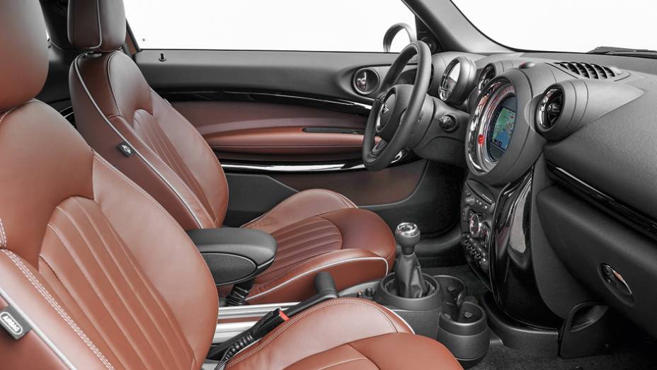 Interior tem bom espaço para quatro, e os de trás viajam em assentos individuais | <a href="https://preprod.quatrorodas.abril.com.br/carros/impressoes/mini-paceman-cooper-s-733312.shtml" rel="migration">Leia mais</a>