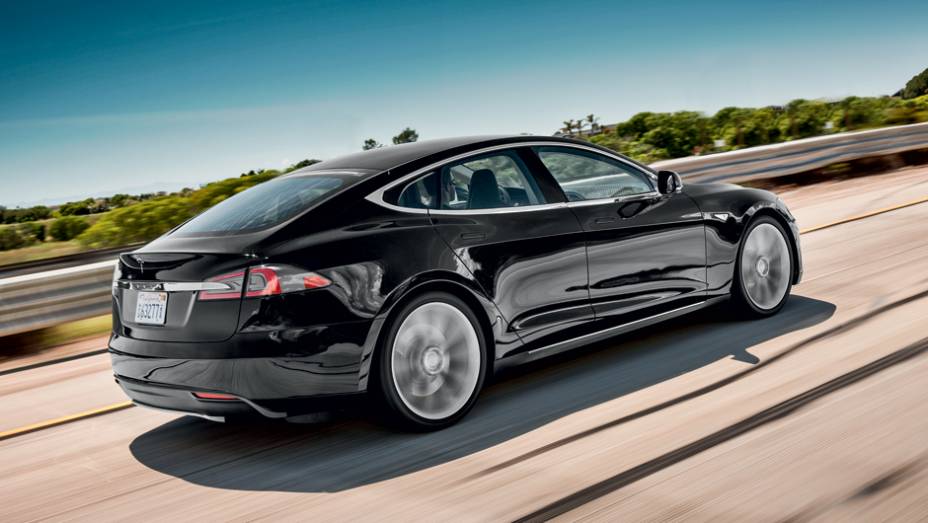 Mesmo com a carroceria de alumínio, ele pesa mais de 2 toneladas | <a href="https://preprod.quatrorodas.abril.com.br/carros/impressoes/tesla-model-s-733082.shtml" rel="migration">Leia mais</a>