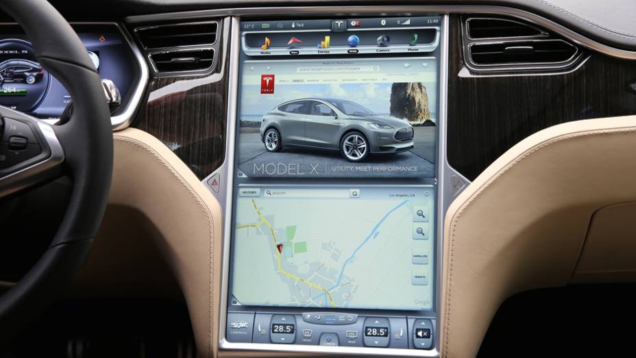 Tela com 17 polegadas de tamanho | <a href="https://preprod.quatrorodas.abril.com.br/carros/impressoes/tesla-model-s-733082.shtml" rel="migration">Leia mais</a>