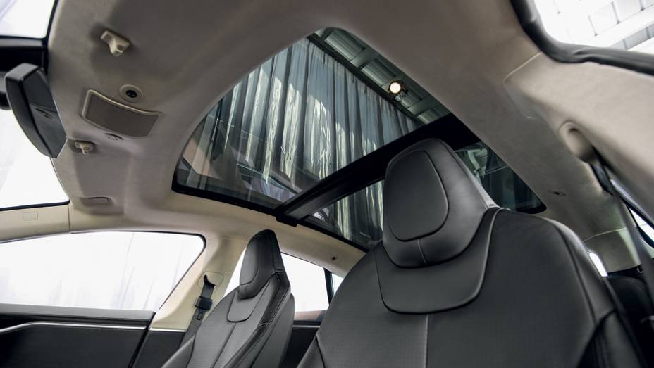 Teto panorâmico elétrico é opcional | <a href="https://preprod.quatrorodas.abril.com.br/carros/impressoes/tesla-model-s-733082.shtml" rel="migration">Leia mais</a>