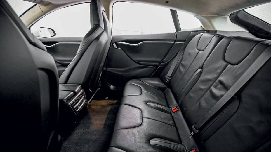 Atrás há espaço generoso para as pernas | <a href="https://preprod.quatrorodas.abril.com.br/carros/impressoes/tesla-model-s-733082.shtml" rel="migration">Leia mais</a>
