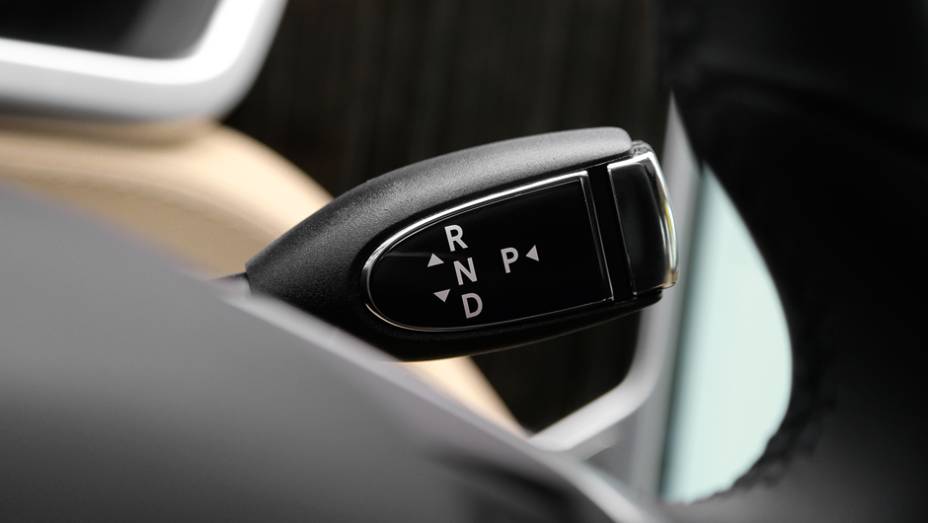 Câmbio com uma marcha à frente e ré | <a href="https://preprod.quatrorodas.abril.com.br/carros/impressoes/tesla-model-s-733082.shtml" rel="migration">Leia mais</a>