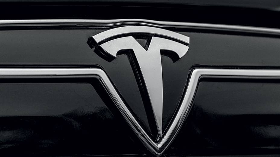 A Tesla estreou com o Roadster, em 2008 | <a href="https://preprod.quatrorodas.abril.com.br/carros/impressoes/tesla-model-s-733082.shtml" rel="migration">Leia mais</a>