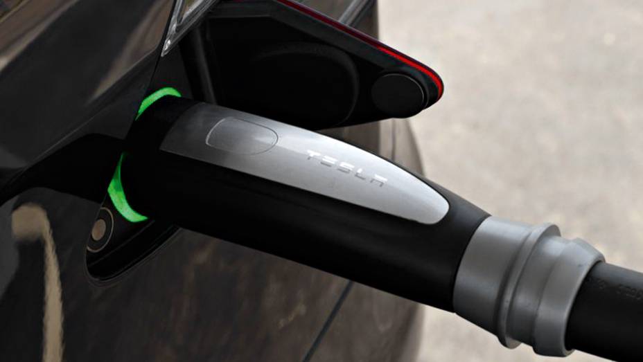A recarga total pode levar 8 horas em casa | <a href="https://preprod.quatrorodas.abril.com.br/carros/impressoes/tesla-model-s-733082.shtml" rel="migration">Leia mais</a>