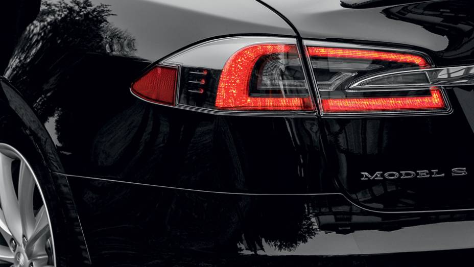 Design com toques de Maserati e Aston | <a href="https://preprod.quatrorodas.abril.com.br/carros/impressoes/tesla-model-s-733082.shtml" rel="migration">Leia mais</a>