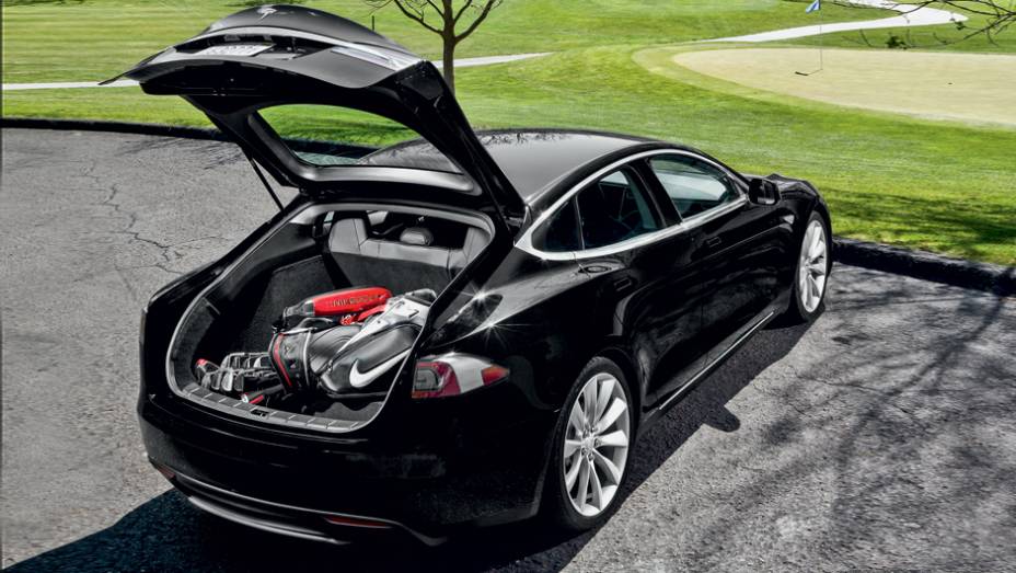 São 745 litros de porta-malas, além de um assento extra | <a href="https://preprod.quatrorodas.abril.com.br/carros/impressoes/tesla-model-s-733082.shtml" rel="migration">Leia mais</a>