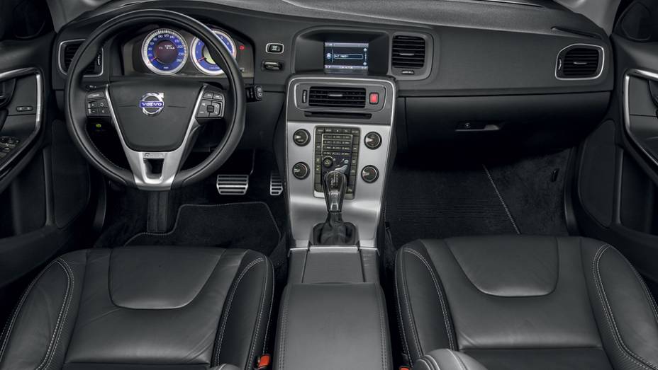 Egância nas linhas do interior com acabamento refinado | <a href="https://preprod.quatrorodas.abril.com.br/carros/lancamentos/volvo-v60-t5-2-0-comfort-732853.shtml" rel="migration">Leia mais</a>