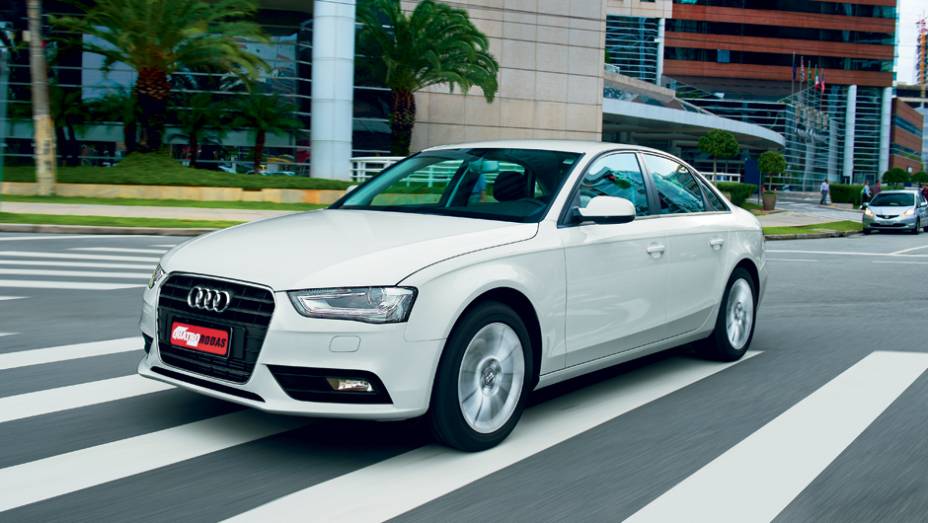 Luzes diurnas de led chamam a aten&ccedil;&atilde;o no tr&acirc;nsito | <a href="https://preprod.quatrorodas.abril.com.br/carros/lancamentos/audi-a4-attraction-734796.shtml" rel="migration">Leia mais</a>